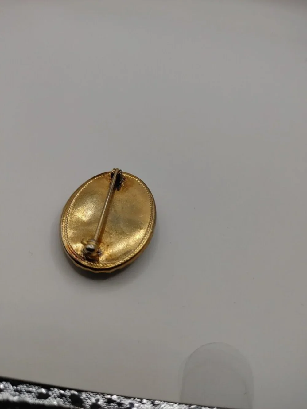 PIN/BROOCH Cream & Brown oval Gold- Tone Art Glass